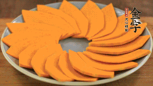 秋葵、南瓜交叉擺在盤中，然后香腸片置于上面，擺成花環(huán)狀。