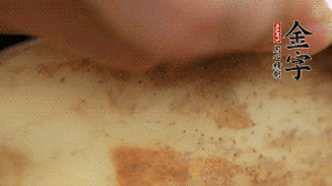 金字香腸切片，藕去皮切薄片備用。