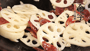 依次下香腸片、藕片翻炒均勻，加適量清水燜熟。