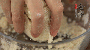 揉勻成光滑的面團(tuán)后，醒發(fā)半小時(shí)。