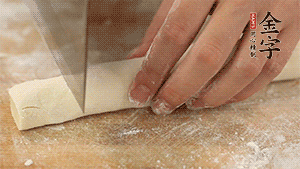 均勻切段后搓成長(zhǎng)條狀，繞到香腸上，以紅豆點(diǎn)綴眼睛。