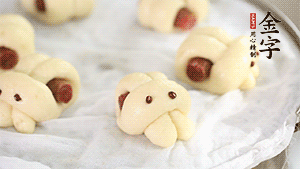 上鍋大火蒸20分鐘后，關(guān)火燜5分鐘就可以了。