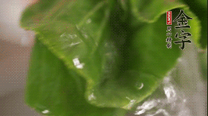 小青菜從根部掰開(kāi)，分別洗凈。