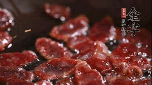 鍋中油7成熱時(shí)，香腸片翻炒均勻，然后依順序加胡蘿卜絲、小青菜、面條。