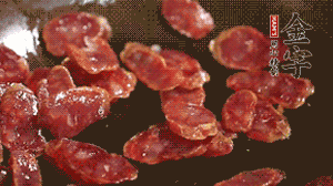 鍋中油7成熱時，，先放香腸煸香，再放荷蘭豆、小玉米均勻翻炒。（可淋點料酒或清水讓香腸口感軟一些）