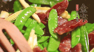 出鍋前加少許鹽調(diào)味就可以啦！