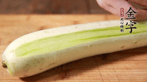 絲瓜去皮，切成1cm厚的小圈。