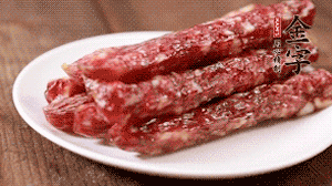 金字香腸切成薄片。