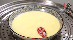 將香腸片均勻鋪上，繼續(xù)蒸6分鐘。