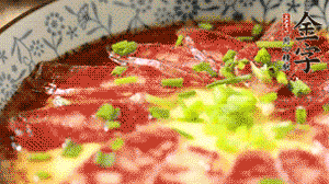 出鍋前淋上少許生抽、香油調(diào)味，撒上蔥花就可以了。