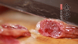 金字香腸蒸或煮至7成熟，切成片備用。