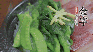 燜好的米飯開蓋，放入菜心、荷蘭豆，澆上調(diào)味汁拌勻。