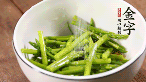 將調(diào)料放入準(zhǔn)備好的食材中，攪拌均勻。