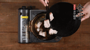 將鮮肉、咸肉、姜片、蔥結(jié)放到湯鍋中，加黃酒及足量清水。