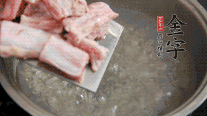 剁成塊狀的排骨洗凈，放入沸騰的鍋中，加姜片汆燙，2分鐘后撈出備用。
