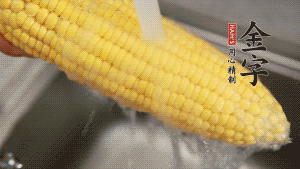 蓮藕切塊、玉米切段、荸薺削皮。