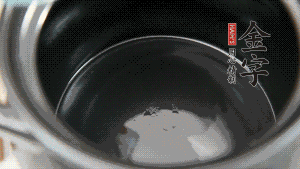 依次把排骨、玉米、蓮藕、荸薺放入砂鍋中。（根據(jù)食材的難易熟度放置，難熟的放下面，其他湯品也是一樣。）