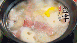 出鍋前加適量鹽調(diào)味，撒香菜點(diǎn)綴就可以啦。