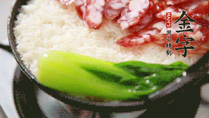 5分鐘后，在鍋邊用勺子淋一圈少少的油。打雞蛋，放青菜，把調(diào)好的醬汁倒入。（在米飯周圍用小勺沿著鍋邊淋上一圈油，是為了吃到地道的鍋巴。這個(gè)過(guò)程可以稍微轉(zhuǎn)動(dòng)下鍋，使四壁受熱均勻。）