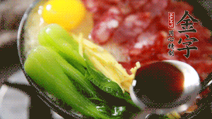 小火繼續(xù)燜，聞到米飯焦香關(guān)火繼續(xù)燜2分鐘。（微微的火力讓米飯和香腸融為一體，滋味互相滲透，又不至于讓米飯成熟太快而導(dǎo)致煳底。）