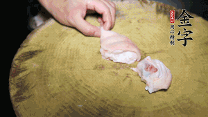 新鮮豬蹄切成塊狀，冷水入鍋，加姜片、黃酒汆燙3分鐘，出鍋后洗凈。（要先將豬蹄的蹄甲和毛處理干凈，如果有毛扎扎的感覺(jué)，非常影響口感。大火燒開后，撇去血沫，要多撇幾遍至干凈，這樣才可使湯色更鮮亮、清淡不油膩。）