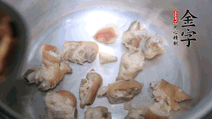 煎至兩面略金黃時，加適量熱水燉至奶白。