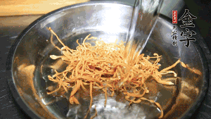 蟲(chóng)草花用涼水浸泡10分鐘，干香菇溫水泡發(fā)至軟去蒂備用。蓮子、紅棗也可一同清洗干凈。