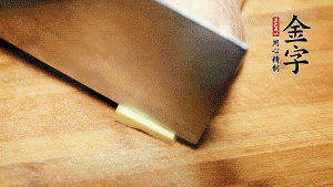 將雞、生姜片、火腿片放入砂鍋中，注入清水淹沒(méi)雞身。（燉湯最適宜冷水下鍋，隨著水溫的慢慢升高，原料會(huì)充分釋放出營(yíng)養(yǎng)。）