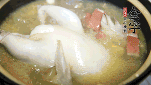 煮沸時(shí)加入蟲(chóng)草花、香菇、紅棗，以料酒調(diào)味繼續(xù)小火燉煮1小時(shí)左右。