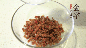 【月餅餡】2．火腿丁、白砂糖、蜂蜜攪拌腌漬2小時。