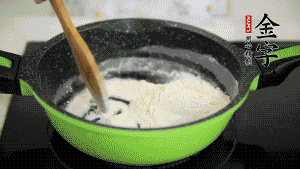 【月餅餡】3．把面粉放入干凈的炒鍋，小火加熱不斷翻炒，至呈微黃色熟透。在腌漬好的火腿丁中加熟面粉，拌勻后，加黃油拌勻揉搓成12個小球，放冰箱冷藏備用。