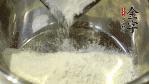 【油皮】1．將油皮材料放入料盆中，緩緩加100ml水，攪拌成雪花片狀。在案板上反復(fù)揉搓成有一定筋度的光潔面團，搓成12個團子。