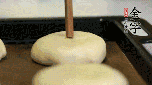 【包月餅】2．收口向下放在案板上，輕輕將月餅坯按扁，用筷子點紅點做裝飾?？鞠漕A(yù)熱至170℃，月餅放在中下層，烤17分鐘左右。