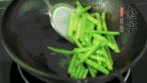 鍋中倒油，油溫7成熱時，放入四季豆煸炒至變色，然后放入香腸均勻翻炒，加少許清水燜煮1分鐘。