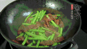 然后再加入鮮蓮子一起翻炒，至熟后加少許鹽調味就可以了。