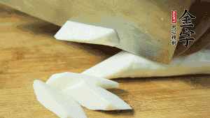 生姜刮去皮切成片，山藥去皮洗凈切成小塊備用。（山藥建議選擇軟糯的鐵棍山藥，口感上更好喲~）