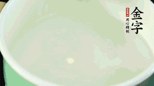 鍋中盛涼水，放入汆燙好的鴿子、火腿片、生姜片。