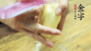 將食材洗凈，茄子、土豆切滾刀塊。