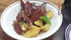 加少量生抽、鹽、糖、雞精調(diào)味，炒熟出鍋即可。