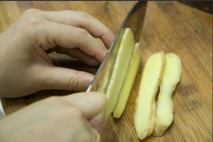 火腿切片，生姜切片。