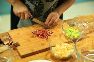 金字火腿隔水蒸15分鐘后切成小丁。