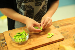 蠶豆剝除外殼，剩下嫩嫩的蠶豆。