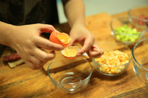 雞蛋蛋白和蛋黃分開，把蛋黃打散。