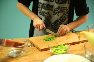 當(dāng)然，如果你愛吃蔥，可以切點(diǎn)蔥花加入。