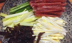 黑木耳泡發(fā)，黑木耳、韭黃、雷筍、青椒切成絲。