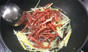 火腿絲、筍絲、黑木耳絲汆水后，瀝干。