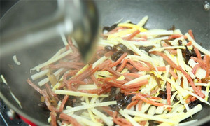 起油鍋，蒜茸煸香，倒入所有食材，加料酒翻炒至熟即可。