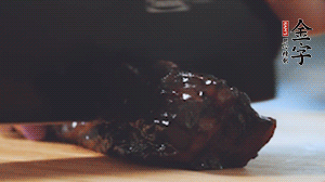 金字風(fēng)味醬肉切小塊。