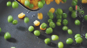 鍋7成熱時(shí)，下豌豆、玉米翻炒，再依次放醬肉、洋蔥碎、木耳碎。