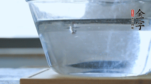 紅豆提前浸泡備用。